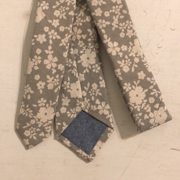 Frank & Buck Skinny Ties, Light Grey & Cream Floral Tie - Picture 7 of 7